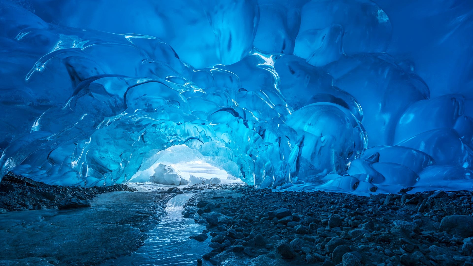冰，由内而外透出光芒